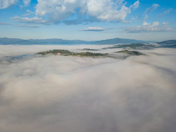 Летний Полет Над Туманом Украинских Карпатах Горы Горизонте Толстый Слой — стоковое фото