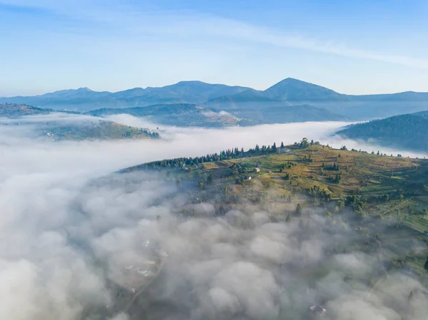 Niebla Matutina Los Cárpatos Ucranianos Vista Aérea Del Dron —  Fotos de Stock