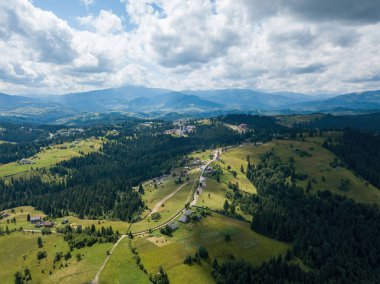 Yazın Ukrayna 'nın yeşil Karpatları. Hava aracı görünümü.