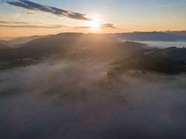 Ukrayna Karpatları 'nda sisin üstünde gün doğumu. Hava aracı görünümü.