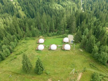 Dağlardaki yuvarlak binalar. Hava aracı görünümü.