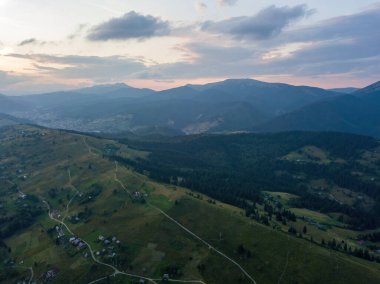 Ukrayna Karpatları 'ndaki dağların üzerinden gün batımı. İyi akşamlar. Hava aracı görünümü.