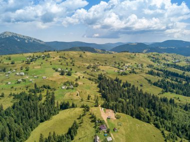 Yazın Ukrayna Karpatları 'nın yeşil dağları. Güneşli bir gün. Hava aracı görünümü.