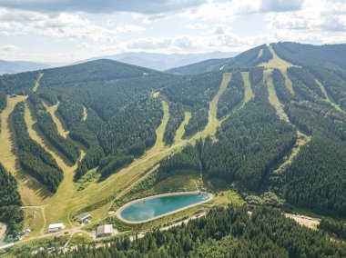 Güneşli havada Ukrayna Karpatlarının yüksek dağları. Hava aracı görünümü.