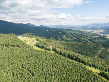 Güneşli havada Ukrayna Karpatlarının yüksek dağları. Hava aracı görünümü.