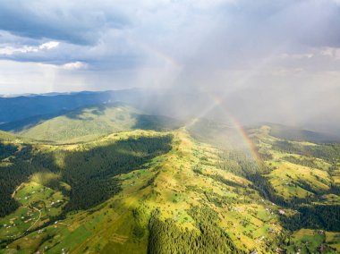 Ukrayna Karpatlarının dağlarında gökkuşağı. Hava aracı görünümü.