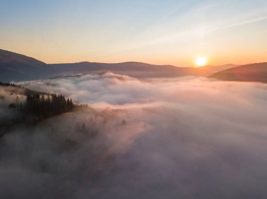 Ukrayna Karpatları 'nda sisin üstünde gün doğumu. Hava aracı görünümü.