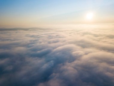 Bulutların üstünde yüksek bir uçuş. Hava aracı görünümü.