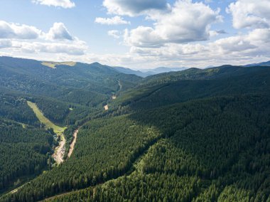Güneşli havada Ukrayna Karpatlarının yüksek dağları. Hava aracı görünümü.