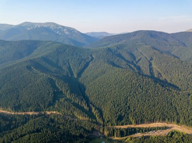 Güneşli havada Ukrayna Karpatlarının yüksek dağları. Hava aracı görünümü.