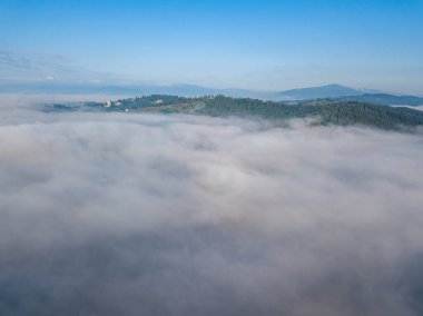 Ukrayna Karpatları 'nda sabah sisi. Hava aracı görünümü.