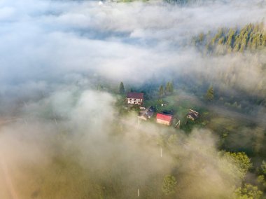 Sabah sisinde Ukrayna Karpatları 'na dağ yerleşimi. Hava aracı görünümü.