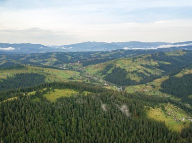 Yazın Ukrayna Karpatları 'nın yeşil dağları. Hava aracı görünümü.