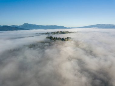 Ukrayna Karpatları 'nda sabah sisi. Hava aracı görünümü.