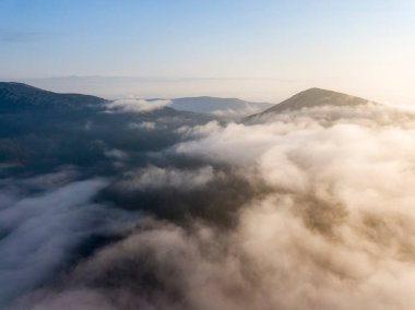 Ukrayna Karpatları 'nda sabah sisi. Hava aracı görünümü.