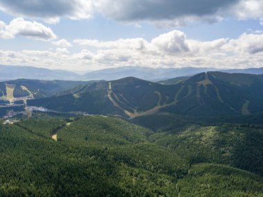 Güneşli havada Ukrayna Karpatlarının yüksek dağları. Hava aracı görünümü.