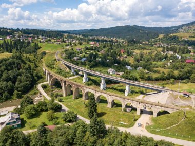 Dağlardaki eski demiryolu köprüsü. Ukraynalı Karpatlar. Hava aracı görünümü.