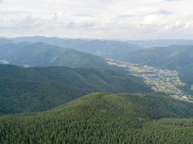 Yazın Ukrayna Karpatları 'nın yeşil dağları. Hava aracı görünümü.