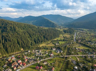 Yazın Ukrayna Karpatları 'nın yeşil dağları. Yamaçlarda kozalaklı ağaçlar. Hava aracı görünümü.