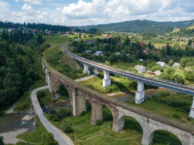 Dağlardaki eski demiryolu köprüsü. Ukraynalı Karpatlar. Hava aracı görünümü.