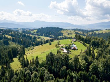 Yazın Ukrayna Karpatları 'nın yeşil dağları. Güneşli bir gün. Hava aracı görünümü.