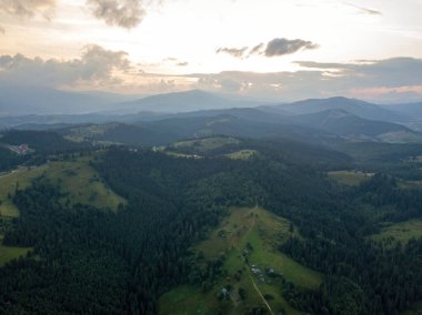 Ukrayna Karpatları 'ndaki dağların üzerinden gün batımı. İyi akşamlar. Hava aracı görünümü.