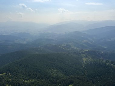 Yazın Ukrayna Karpatları 'nın yeşil dağları. Güneşli bir gün, nadir bulutlar. Hava aracı görünümü.