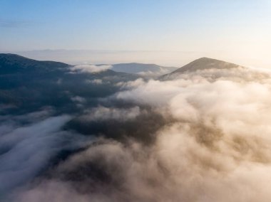Ukrayna Karpatları 'nda sabah sisi. Hava aracı görünümü.