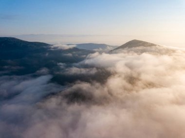 Ukrayna Karpatları 'nda sabah sisi. Hava aracı görünümü.