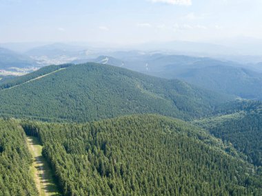 Yazın Ukrayna Karpatları 'nın yeşil dağları. Güneşli bir gün, nadir bulutlar. Hava aracı görünümü.