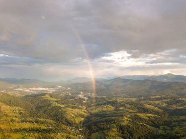 Ukrayna Karpatlarının dağlarında gökkuşağı. Hava aracı görünümü.