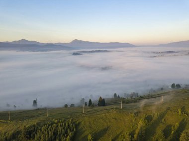 Ukrayna Karpatları 'nda sisin üstünde gün doğumu. Hava aracı görünümü.