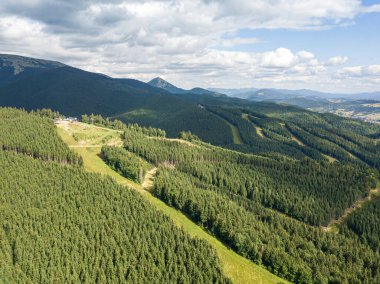Güneşli havada Ukrayna Karpatlarının yüksek dağları. Hava aracı görünümü.