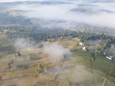 Ukrayna Karpatları 'nda sabah sisi. Hava aracı görünümü.