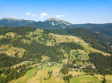 Yazın Ukrayna Karpatları 'nın yeşil dağları. Güneşli açık bir gün. Hava aracı görünümü.