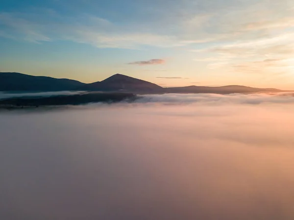 Les Rayons Aube Sur Brouillard Dans Les Carpates Ukrainiennes Vue — Photo