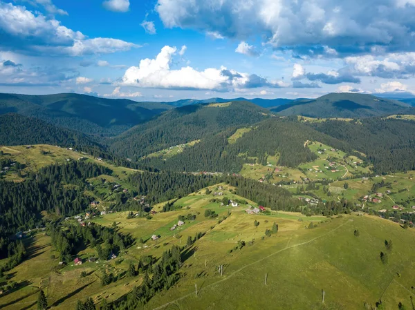 Grüne Berge Der Ukrainischen Karpaten Sommer Sonniger Tag Seltene Wolken — Stockfoto