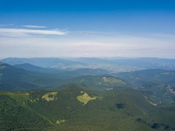 曇りの日にウクライナのカルパチア山脈の高い山 空中ドローンビュー — ストック写真