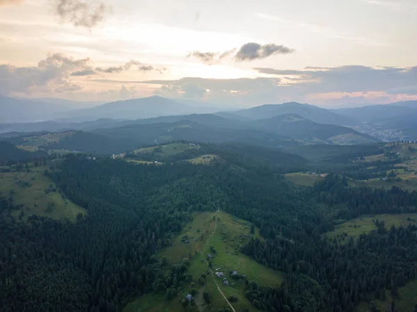 Sonnenuntergang Über Den Bergen Den Ukrainischen Karpaten Abends Drohnenblick Aus — Stockfoto
