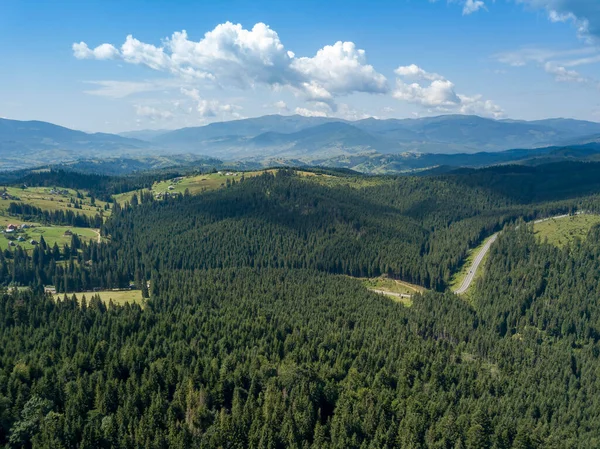 夏にウクライナのカルパティアの緑の山々 晴れた日 空中ドローンビュー — ストック写真