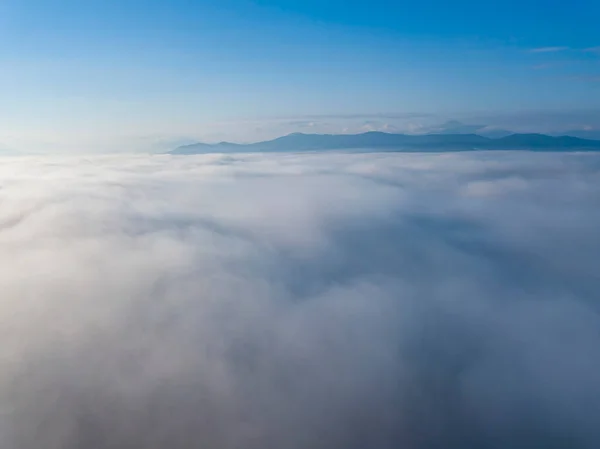 Niebla Matutina Los Cárpatos Ucranianos Vista Aérea Del Dron —  Fotos de Stock