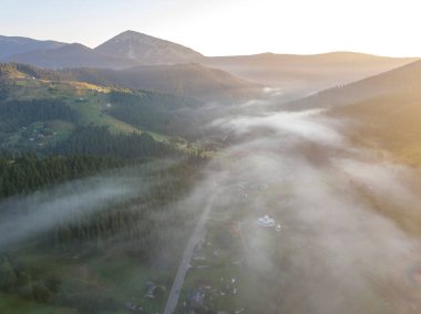 Ukrayna Karpatları 'nda sabah sisi. Hava aracı görünümü.