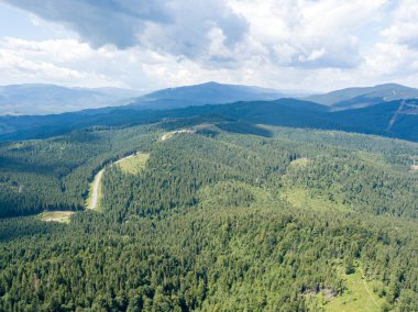 Yazın Ukrayna Karpatları 'nın yeşil dağları. Güneşli bir gün. Hava aracı görünümü.