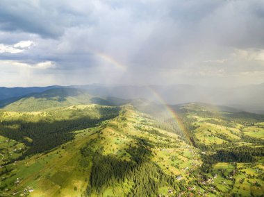 Ukrayna Karpatlarının dağlarında gökkuşağı. Hava aracı görünümü.