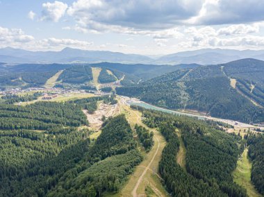 Güneşli havada Ukrayna Karpatlarının yüksek dağları. Hava aracı görünümü.