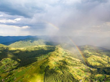 Ukrayna Karpatlarının dağlarında gökkuşağı. Hava aracı görünümü.