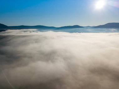 Ukrayna Karpatları 'nda sabah sisi. Hava aracı görünümü.