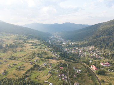 Yazın Ukrayna Karpatları 'nın yeşil dağları. Yamaçlarda kozalaklı ağaçlar. Hava aracı görünümü.
