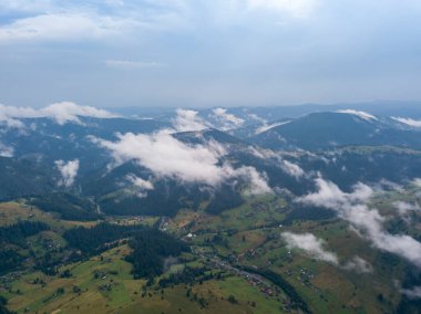 Ukrayna Karpatlarının dağlarında yüksek uçuş. Hava aracı görünümü.
