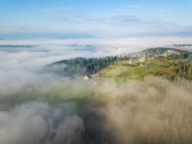 Ukrayna Karpatları 'nda sabah sisi. Hava aracı görünümü.